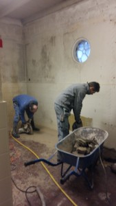 De vloer van de toiletruimte wordt klaargemaakt